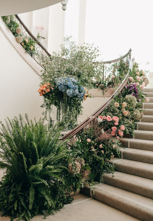 Tangga beton melingkar dengan hiasan bunga